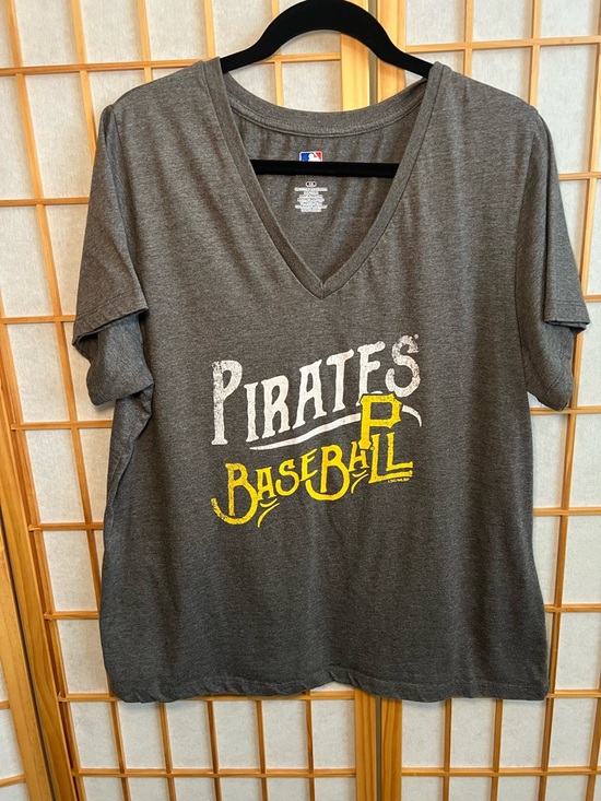 Mlb Genuine Merchandise Tops - Pittsburgh Pirates MLB Women’s 1X Gray V-Neck Graphic Tee Baseball Shirt